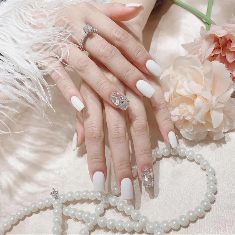 Sang chảnh mẫu nail đẹp màu trắng cho nàng yêu thích sự tối giản