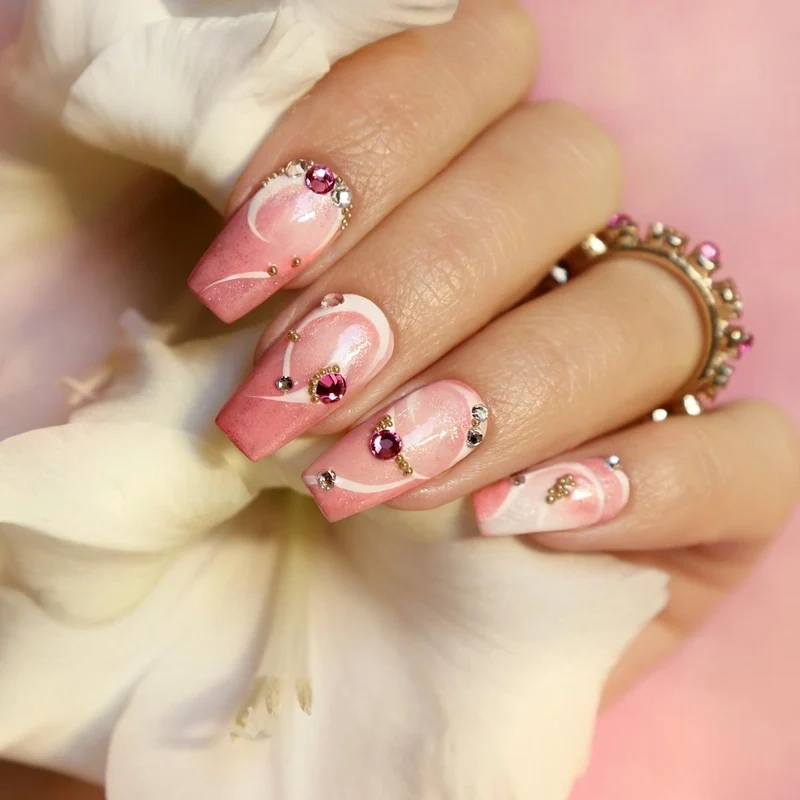 Mẫu nail đơn giản sang trọng đính đá tinh tế nhưng không kém phần nổi bật