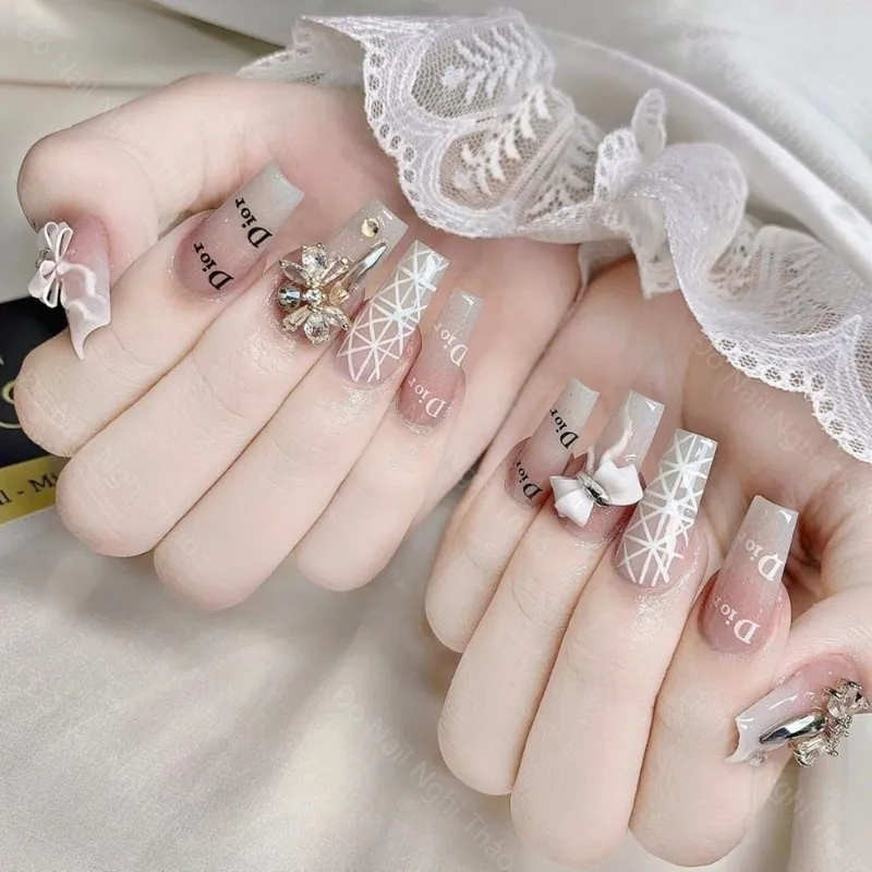 Mẫu nail đơn giản sang trọng dành cho nàng yêu thích sự tinh tế