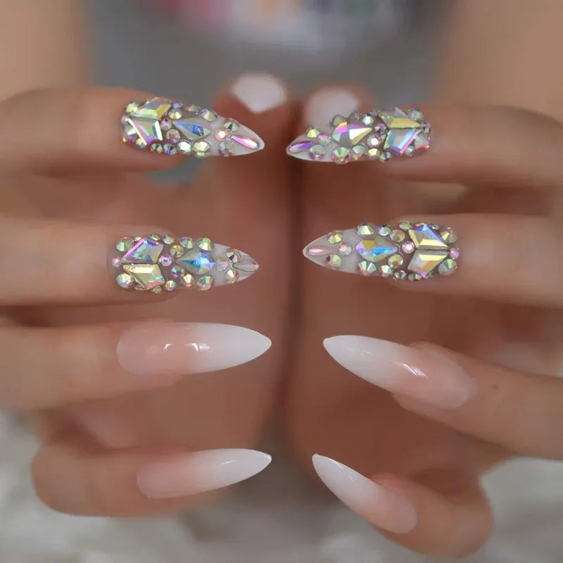 Màu nail đơn giản sang trọng cho da ngăm phù hợp với mọi tông da