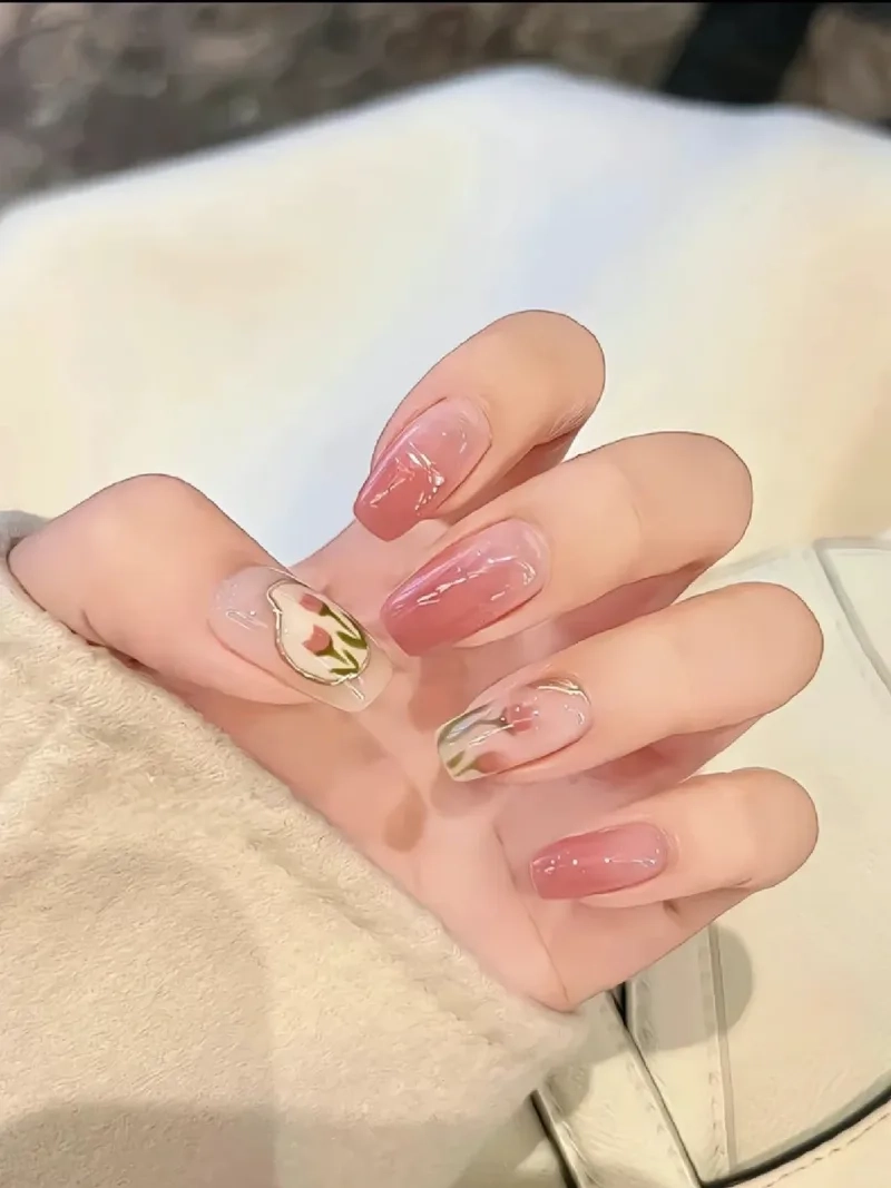 Mẫu nail sơn thạch đơn giản giúp nàng thêm phần nữ tính