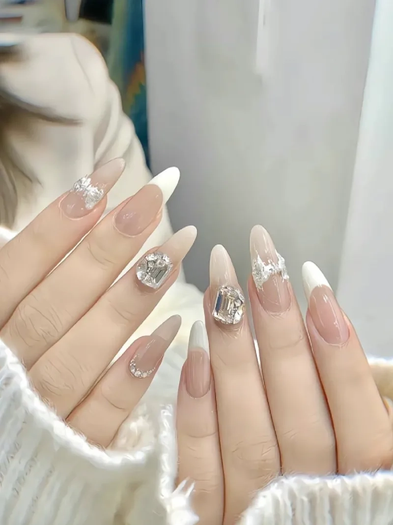 Móng tay cô dâu đơn giản nhưng vẫn cực kỳ lộng lẫy