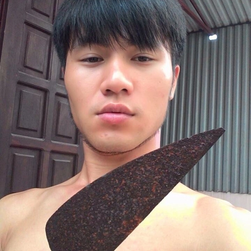 Meme trẻ trâu cầm dao khi thanh niên quyết không nhường ai