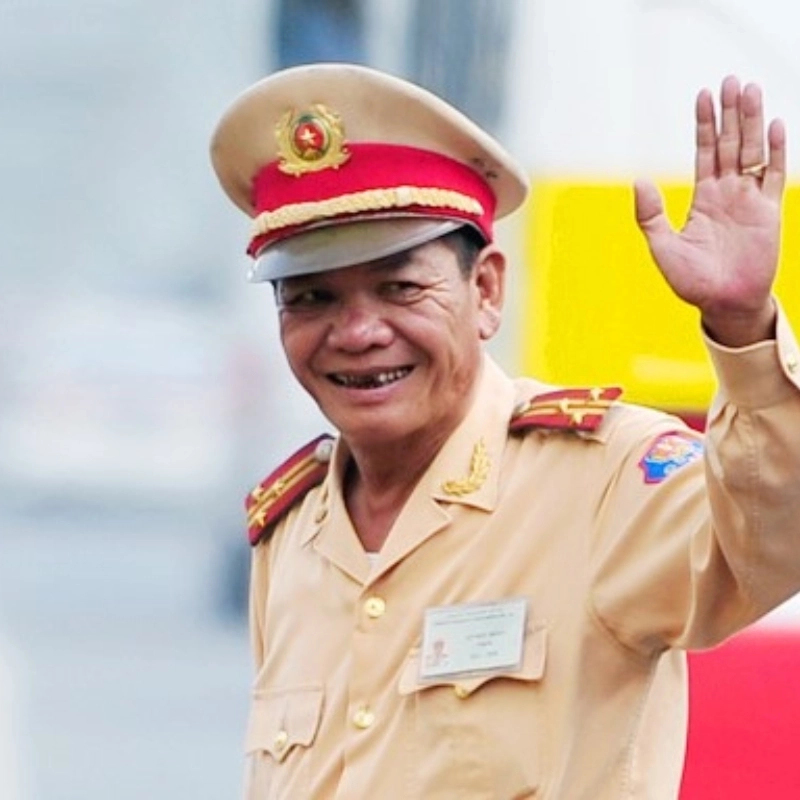 Cười té ghế với meme công an vẫy tay, bạn đã thấy chưa