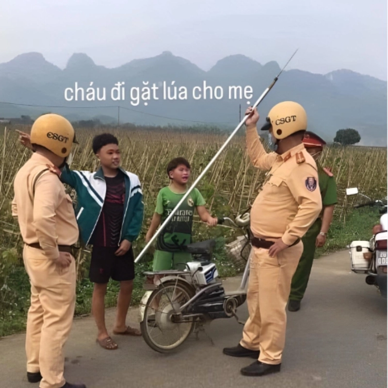 Khi meme công an bắt xe, ai cũng căng thẳng nhưng vẫn cười không ngớt