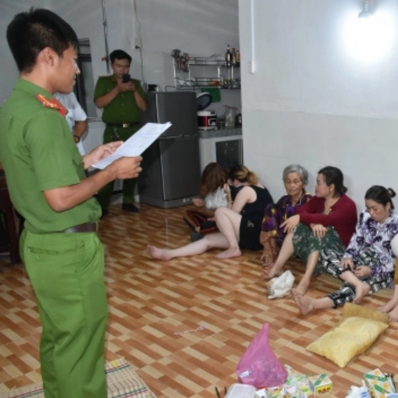 Căng thẳng nhưng đầy hài hước trong meme công an bắt đánh bài