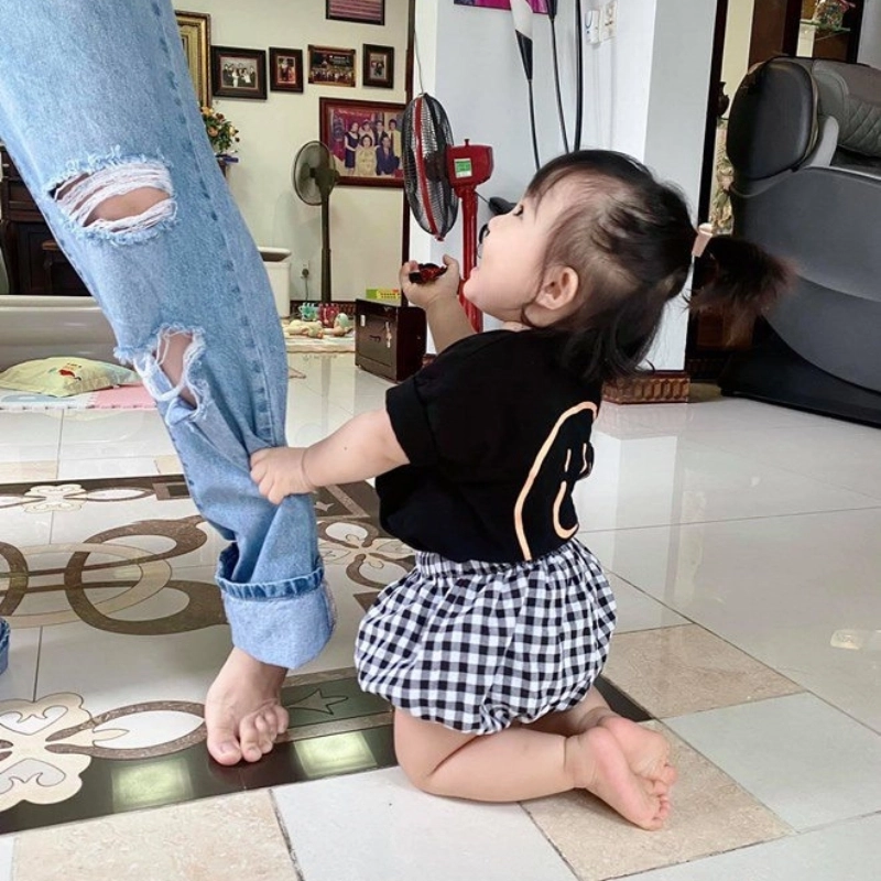 Phản ứng duy nhất lúc này meme gái quỳ gối