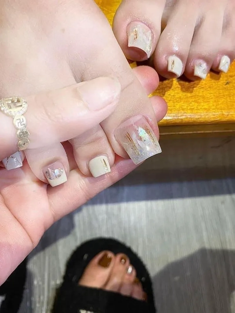 Mẫu nail xà cừ chân tạo điểm nhấn hoàn hảo giúp đôi chân thêm phần cuốn hút