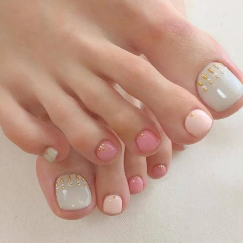 Mẫu móng chân ngắn đơn giản nhưng vẫn đảm bảo sự sang trọng và tinh tế
