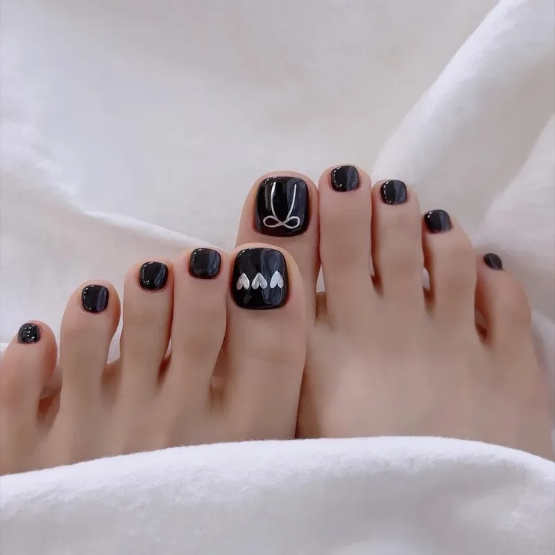 Quyến rũ và cá tính với sơn gel móng chân màu đen hot nhất hiện nay