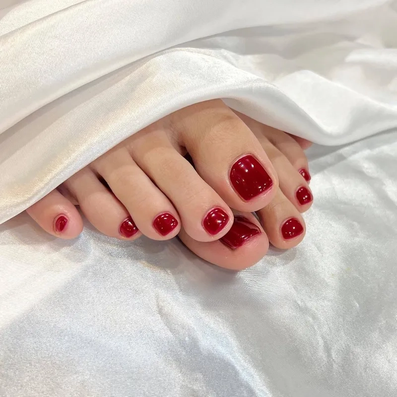 Sơn móng chân màu đỏ đất giúp nàng thêm phần cá tính