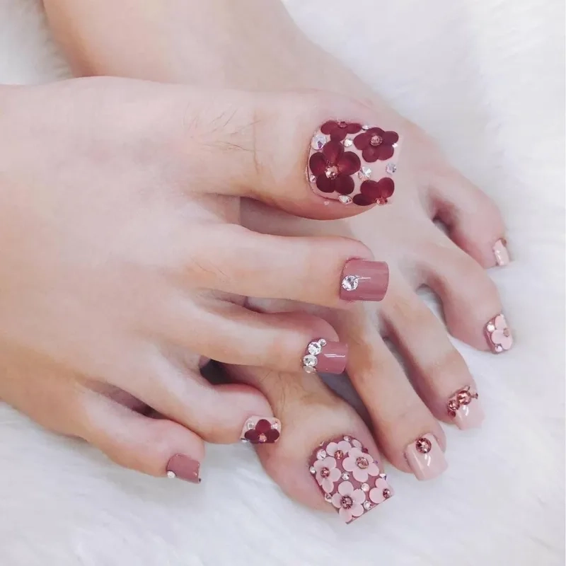 Những mẫu nail chân gắn đá phù hợp với mọi phong cách