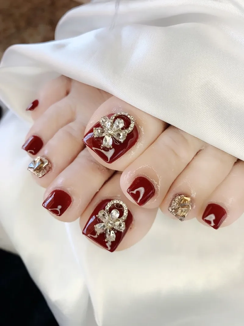 Bí quyết chọn mẫu móng chân gắn charm để đôi chân thêm ấn tượng