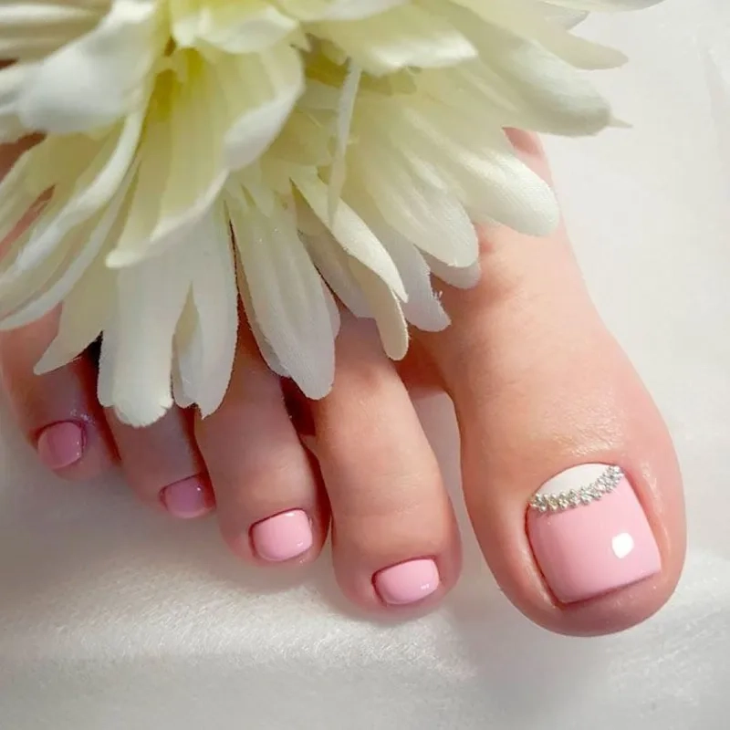 Top các mẫu nail đính đá móng chân đẹp sang chảnh và thu hút