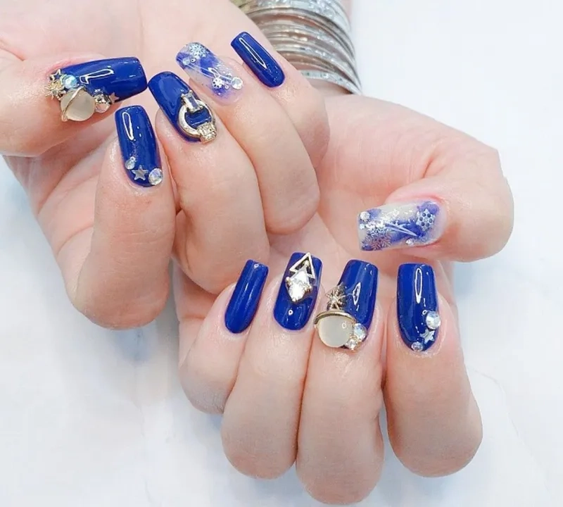 Sơn móng tay màu xanh dương đậm tạo điểm nhấn mạnh mẽ và đầy cá tính