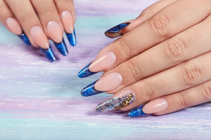 Móng tay màu xanh coban giúp nàng có đôi tay nổi bật và cuốn hút