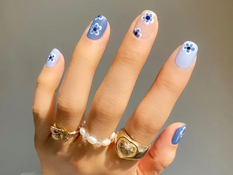 Sơn móng tay màu xanh da trời mang lại cảm giác nhẹ nhàng và tươi mát