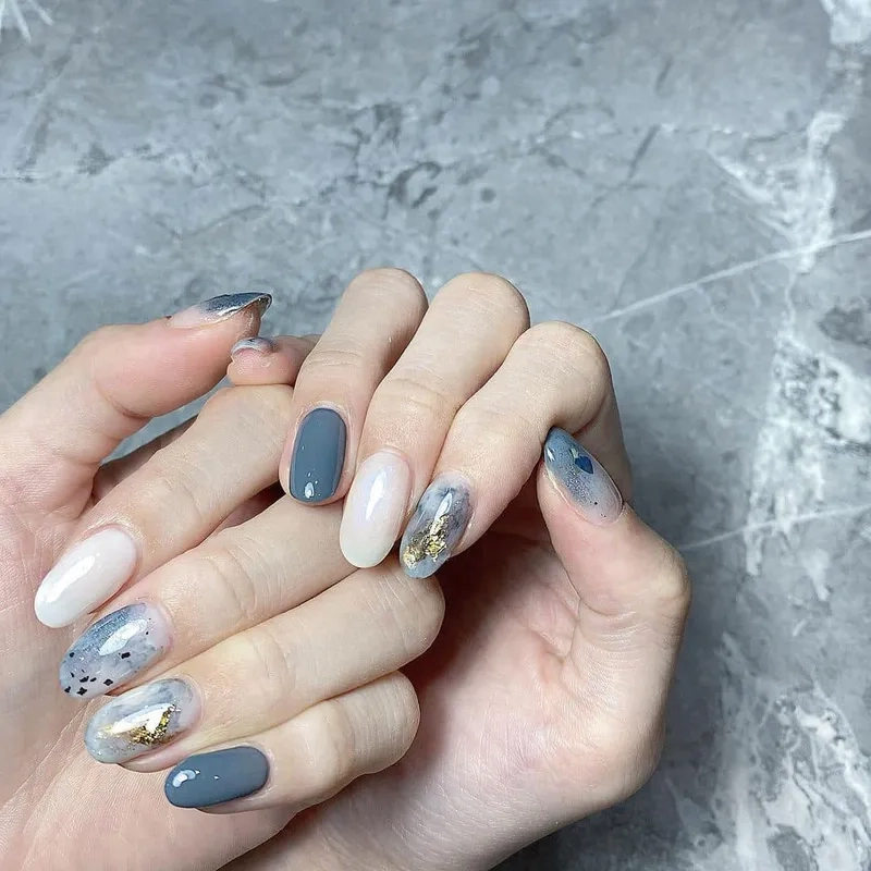Sơn móng tay màu xanh xám giúp nàng có đôi tay tinh tế và hiện đại