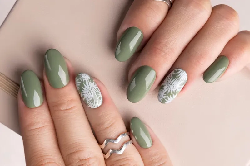 Móng xanh rêu là xu hướng nail hot nhất năm nay