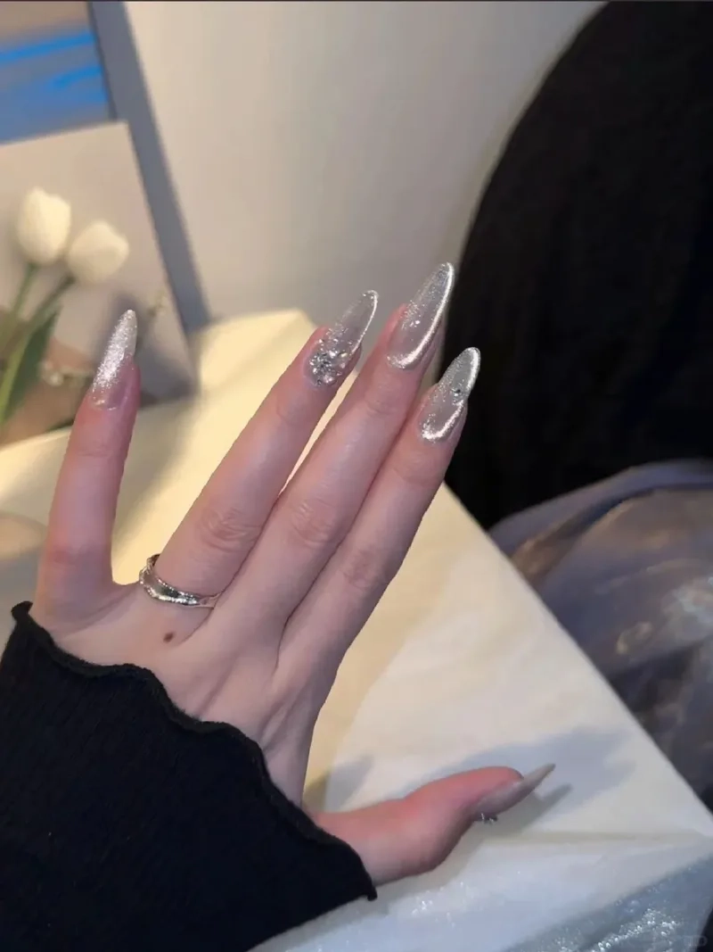 Các mẫu vẽ móng tay đơn giản đẹp hot trend được săn đón