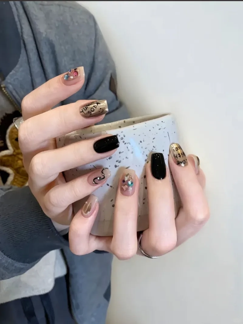 Vẽ nail đơn giản nhưng vẫn cực kỳ sang trọng