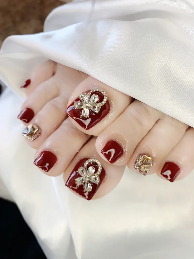 Móng chân đính đá màu đỏ giúp nàng luôn nổi bật