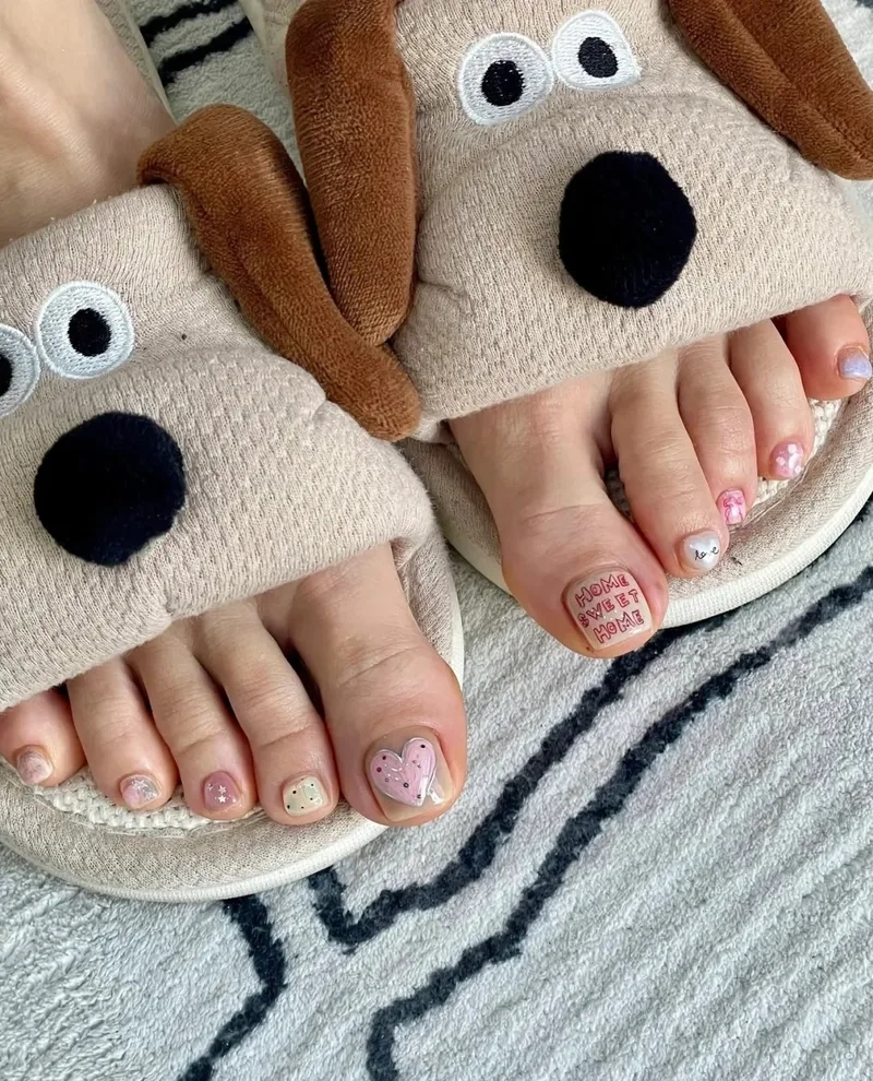 Mẫu nail chân vẽ đơn giản nhưng vẫn cực kỳ sang trọng