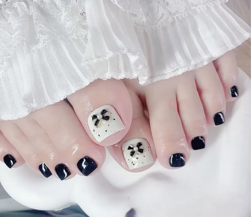Mẫu móng chân màu đen trắng hot trend không thể bỏ lỡ
