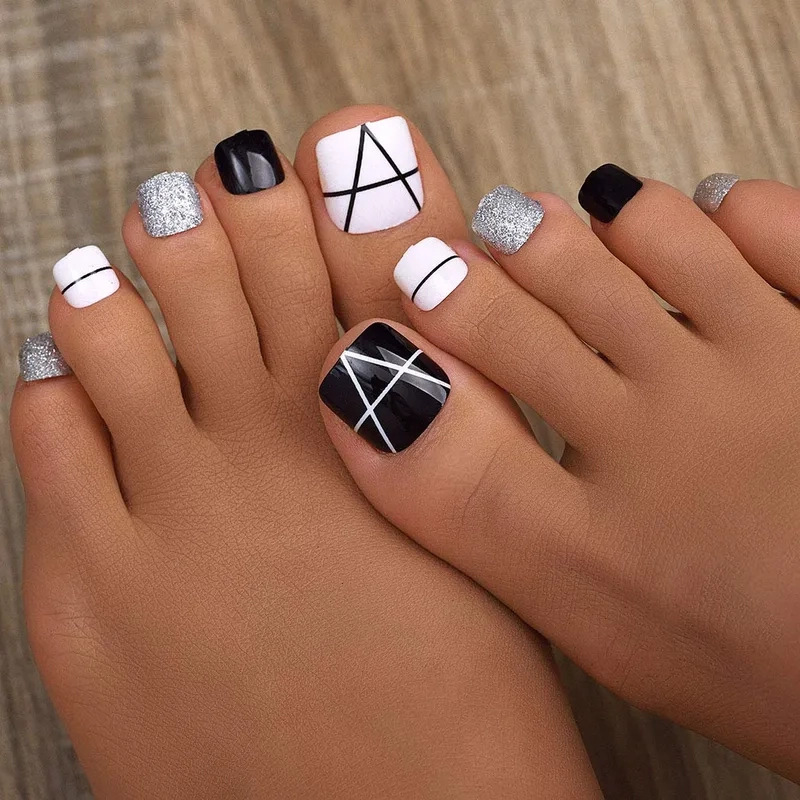 Mẫu nail chân đen trắng đơn giản nhưng đầy thu hút