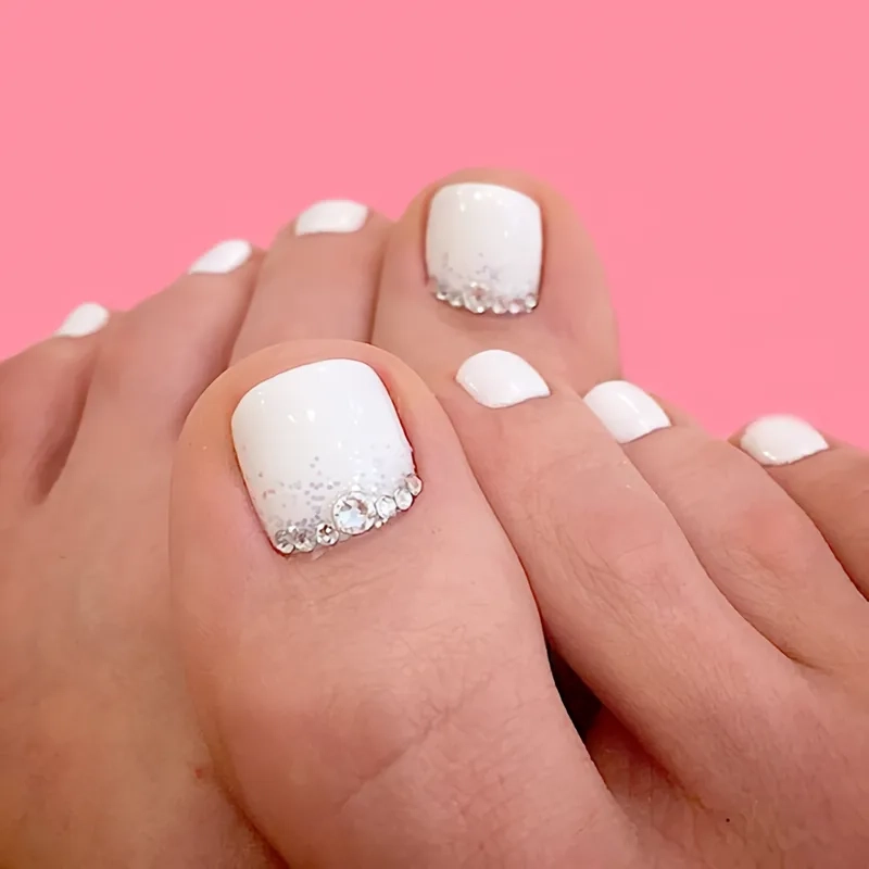 Nail móng chân màu trắng hot trend nàng không thể bỏ qua