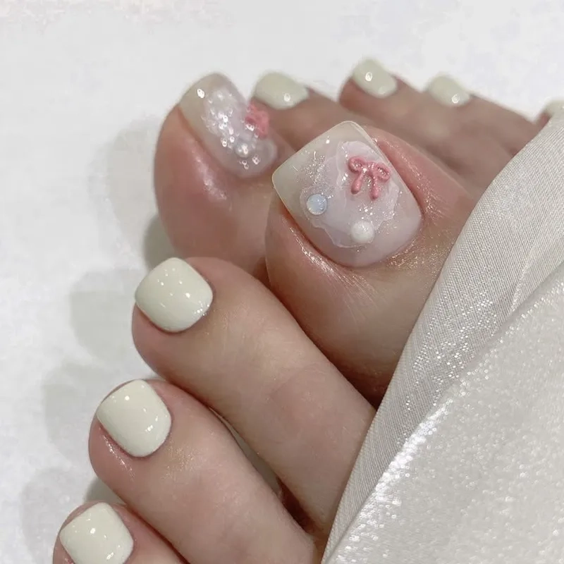 Mẫu nail chân màu trắng sữa đang được yêu thích nhất