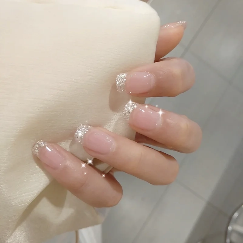 Mẫu móng cô dâu đơn giản nhẹ nhàng giúp đôi tay thêm phần nữ tính