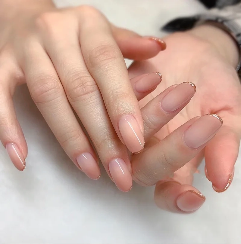 Mẫu móng cô dâu đơn giản đẹp tinh tế phù hợp với mọi váy cưới