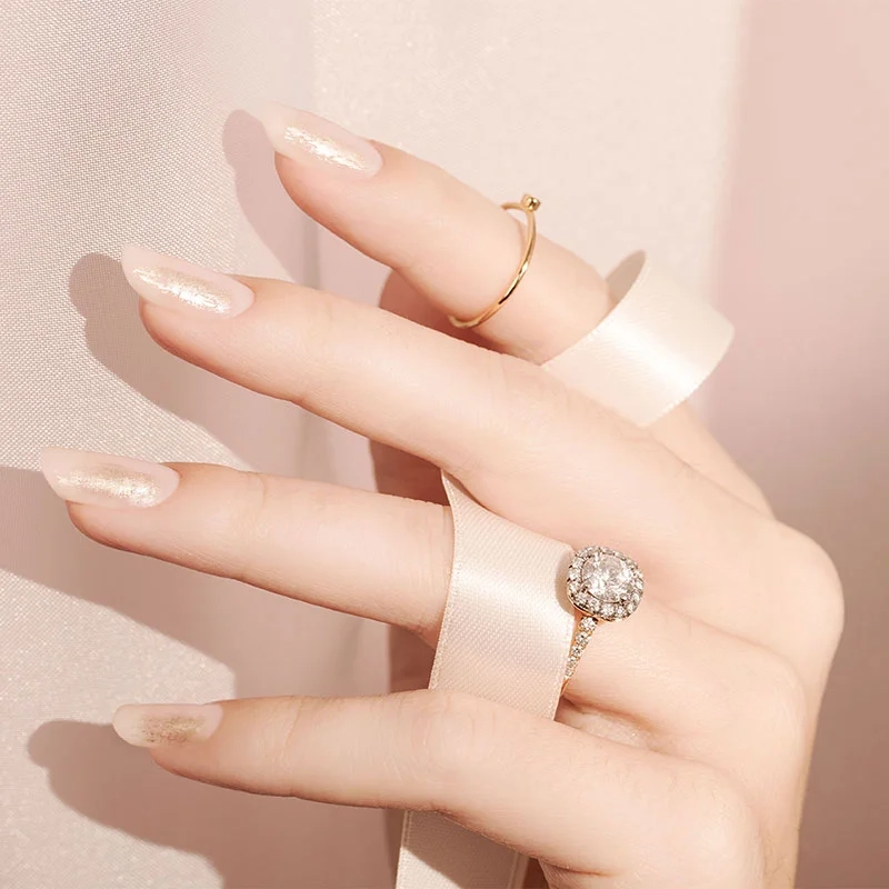 Nail cô dâu đơn giản nhưng vẫn nổi bật trong mọi ánh nhìn