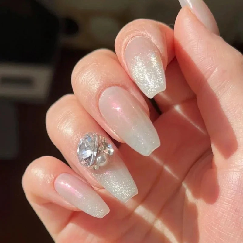 Nail cô dâu mắt mèo huyền bí giúp đôi tay thêm phần cuốn hút
