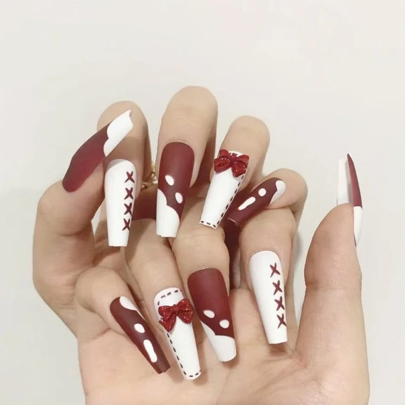 Làm móng tay cô dâu đơn giản nhưng vẫn đầy cuốn hút
