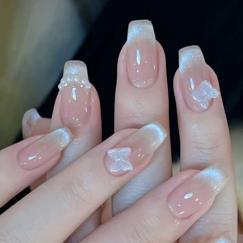 Nail cô dâu màu trắng đơn giản nhưng vẫn đầy cuốn hút