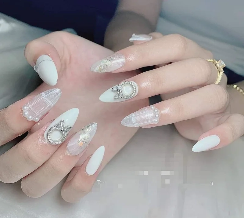 Nail cô dâu trắng giúp nàng có đôi tay rạng rỡ trong ngày trọng đại