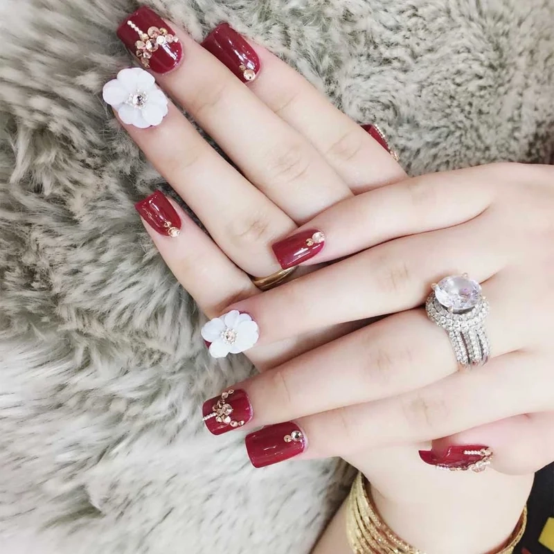 Móng cho cô dâu ngày cưới giúp nàng tự tin nắm tay chú rể