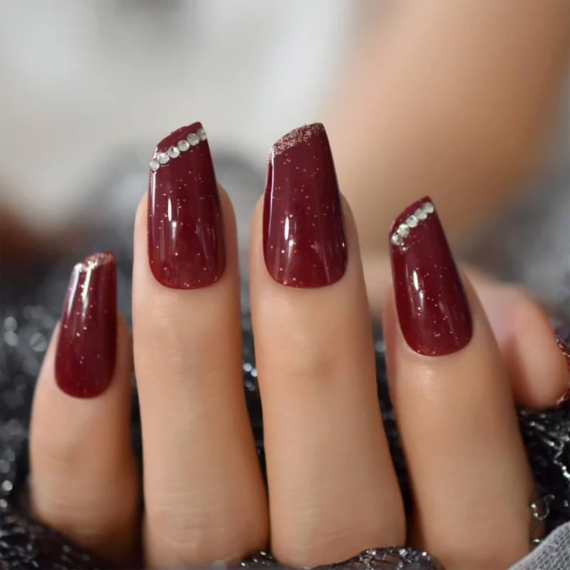 Móng tay cô dâu đẹp tinh tế phù hợp với mọi bộ váy cưới