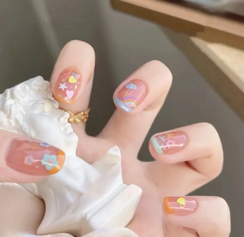 Móng tay ngắn cute đơn giản nhưng đầy cuốn hút