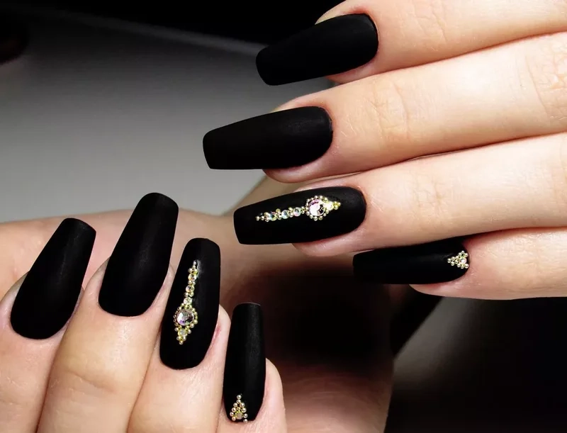 Nail màu đen sang chảnh giúp đôi tay thêm phần cuốn hút và bí ẩn