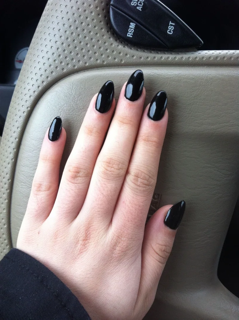 Nail tay màu đen giúp đôi tay trở nên thu hút và bí ẩn hơn