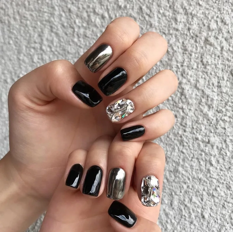 Mẫu nail màu đen đính đá sang trọng giúp nàng trở nên quý phái