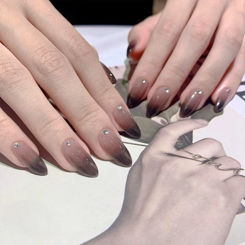 Mẫu nail ombre đen tạo hiệu ứng chuyển màu độc đáo và đầy cá tính