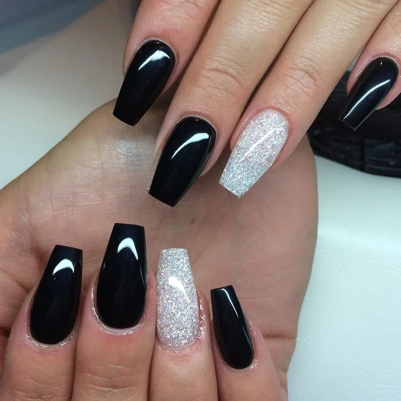 Mẫu nail đen trắng đơn giản thanh lịch phù hợp với mọi phong cách