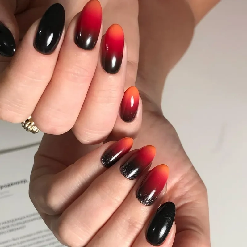 Mẫu nail đen đỏ ấn tượng giúp nàng thêm phần quyến rũ và cuốn hút