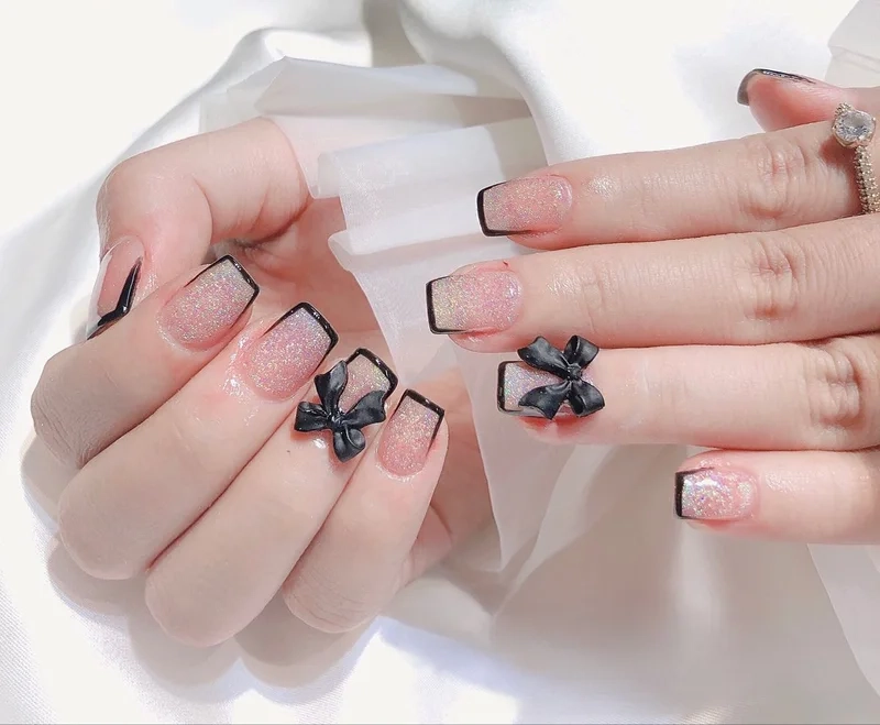 Móng tay đen hồng ngọt ngào nhưng vẫn đầy cá tính