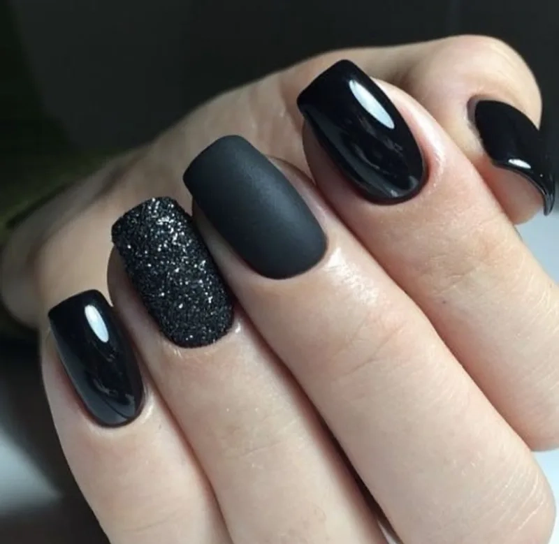Nail trắng đen đơn giản nhưng vẫn nổi bật với sự tương phản độc đáo