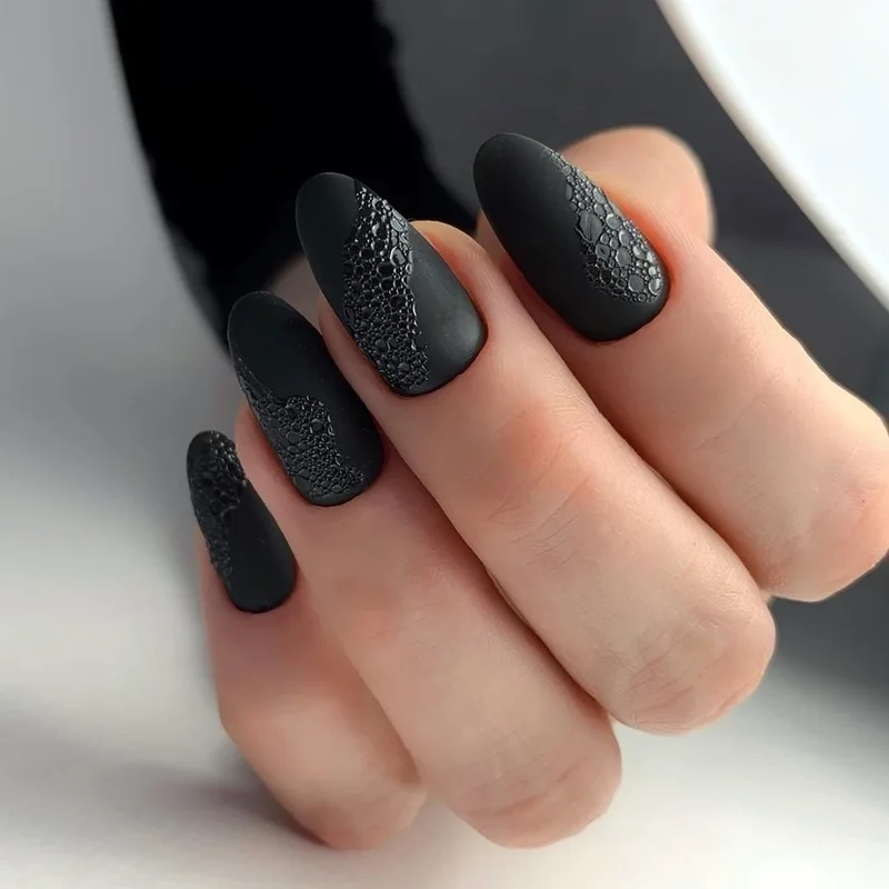 Mẫu nail đen nhám bí ẩn nhưng vẫn giữ được nét thanh lịch